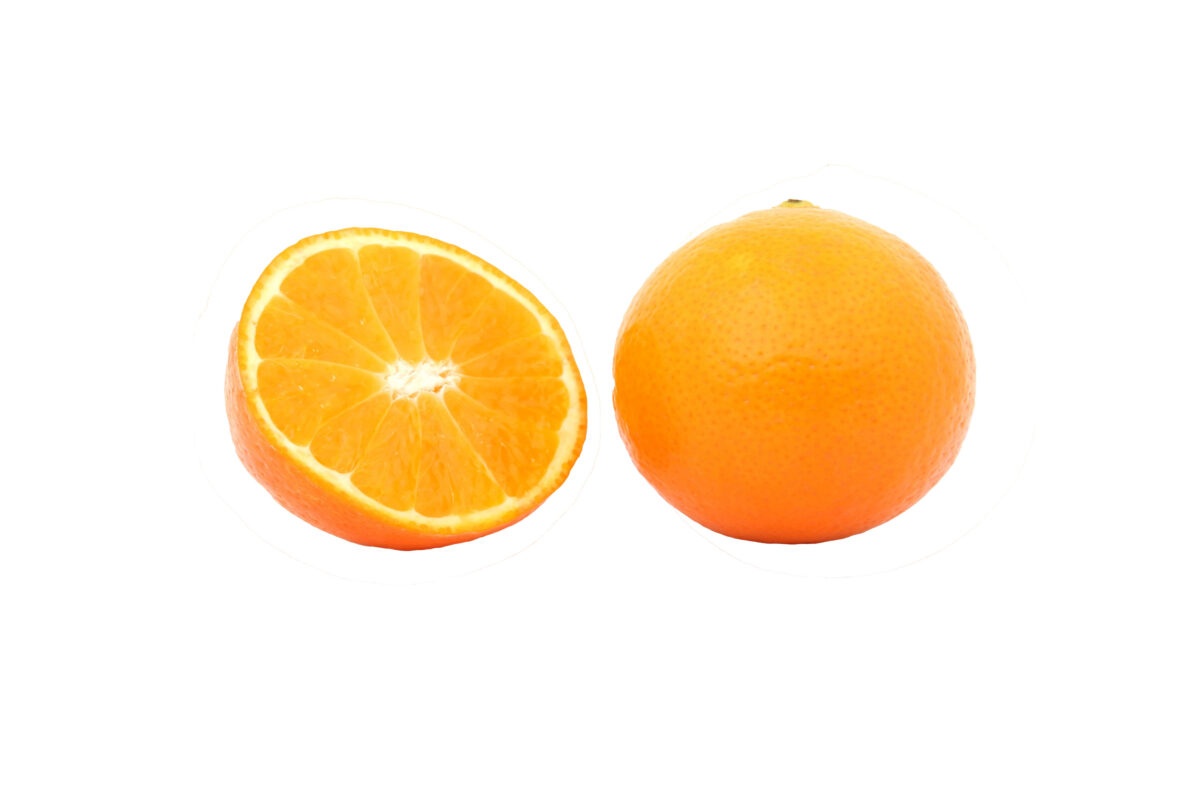 2 Oranges sur fond blanc. L'une d'entre elles est coupée en deux. 