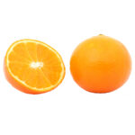 2 Oranges sur fond blanc. L'une d'entre elles est coupée en deux.