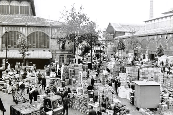 Photo prise des Halles et des pavillons Baltard à Paris en 1946. Commerce de Fruits et Légumes Frais. 