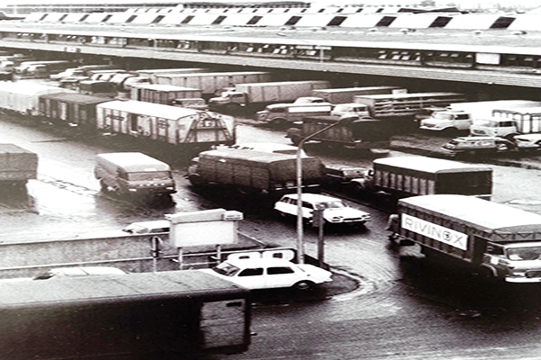 Photo du Marché de Rungis prise en 1969. Import et Export de Fruits et Légumes Frais. 